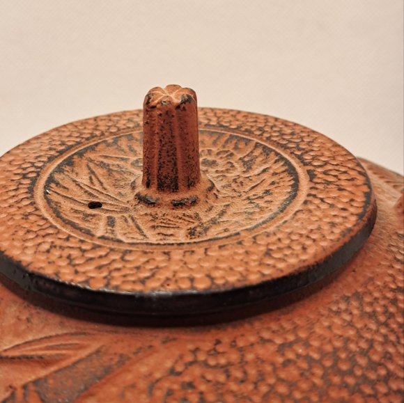 Cast Iron Japanese Tea Pot Tea Kettle, Cast Iron, 4 tea cups and 4 cup saucers. - Picture 6 of 16